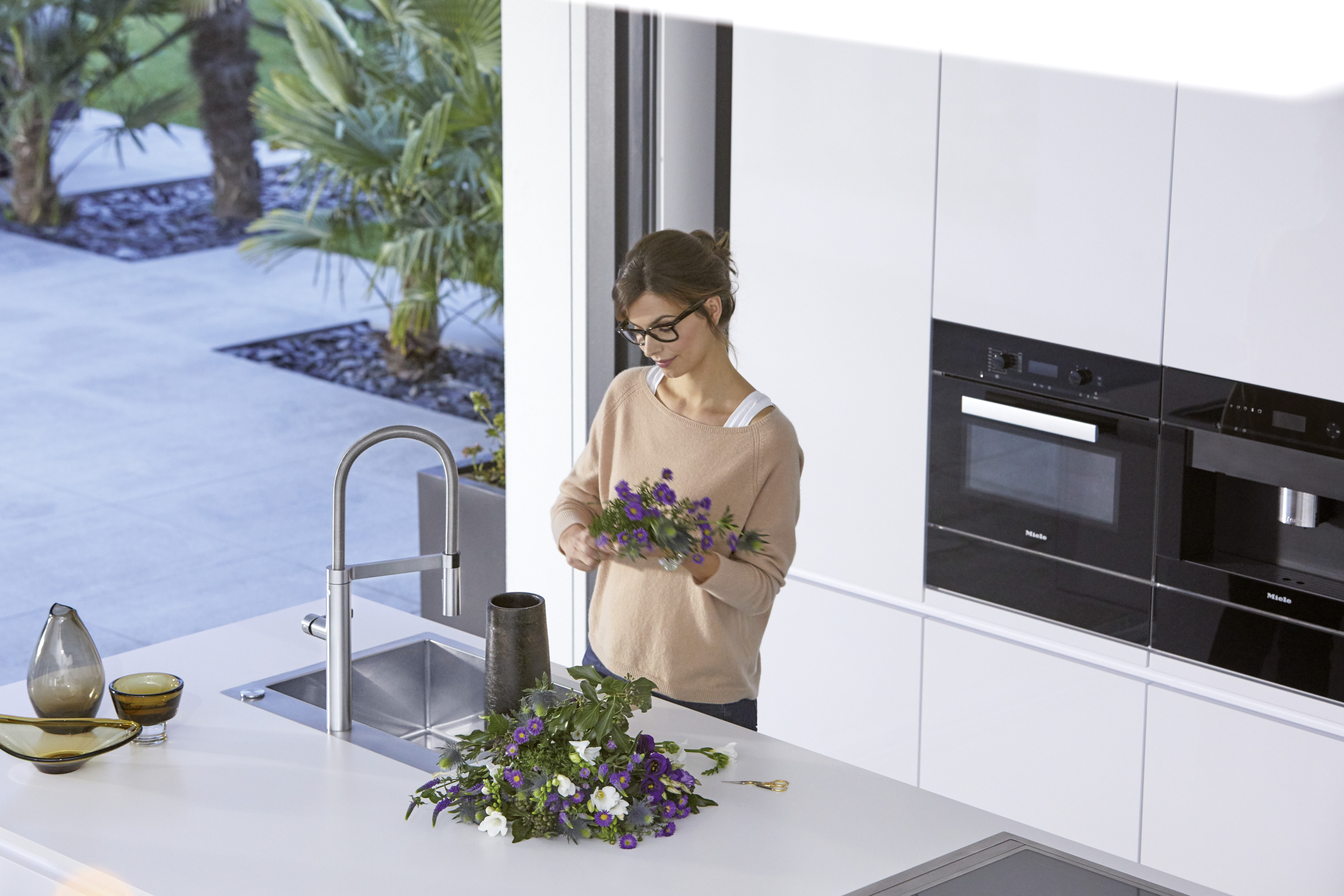 Eine Frau hat einen Strauß violetter Blumen in der Hand