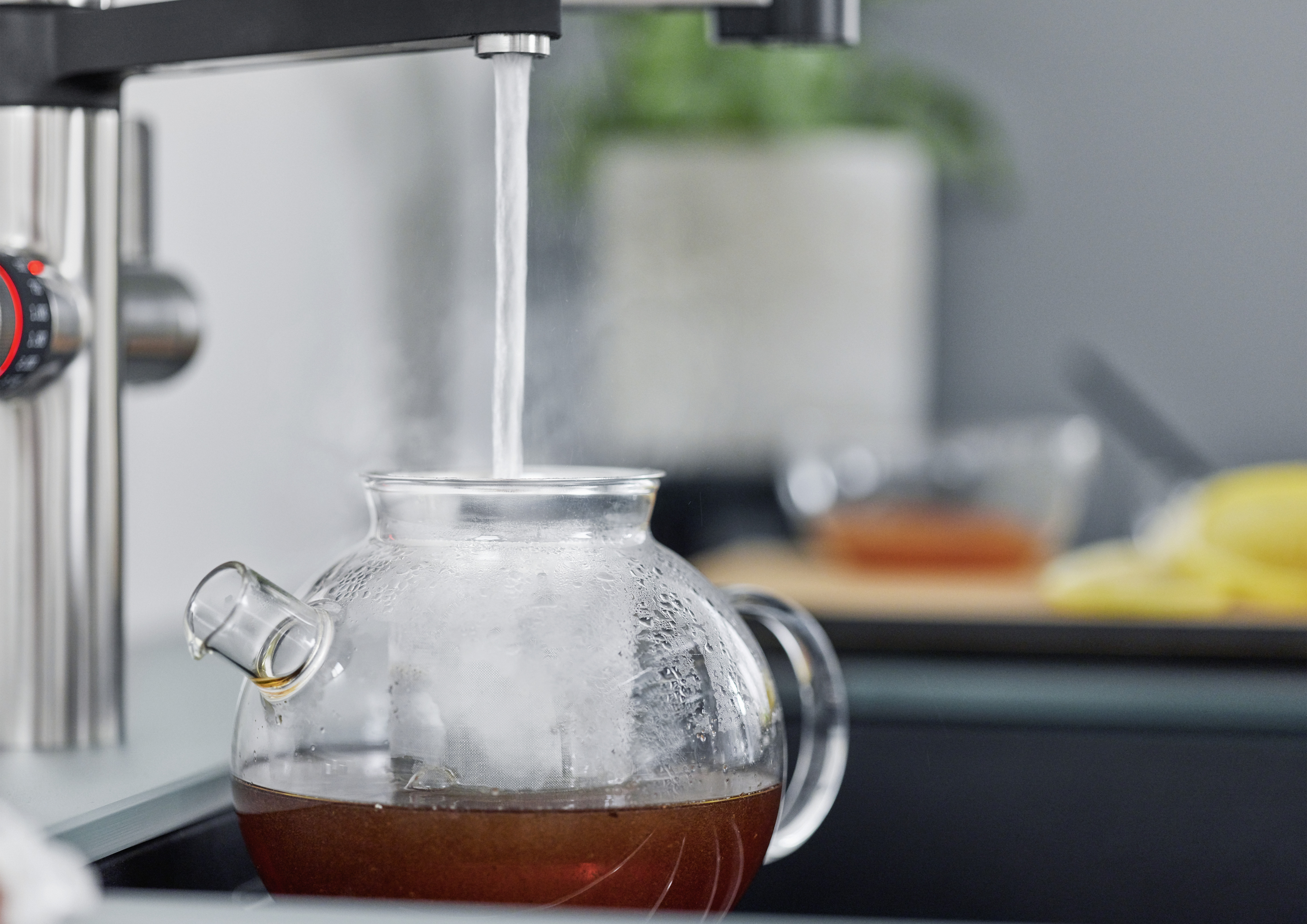 Armatur BLANCO EVOL-S Pro Hot befüllt Teekanne aus Glas