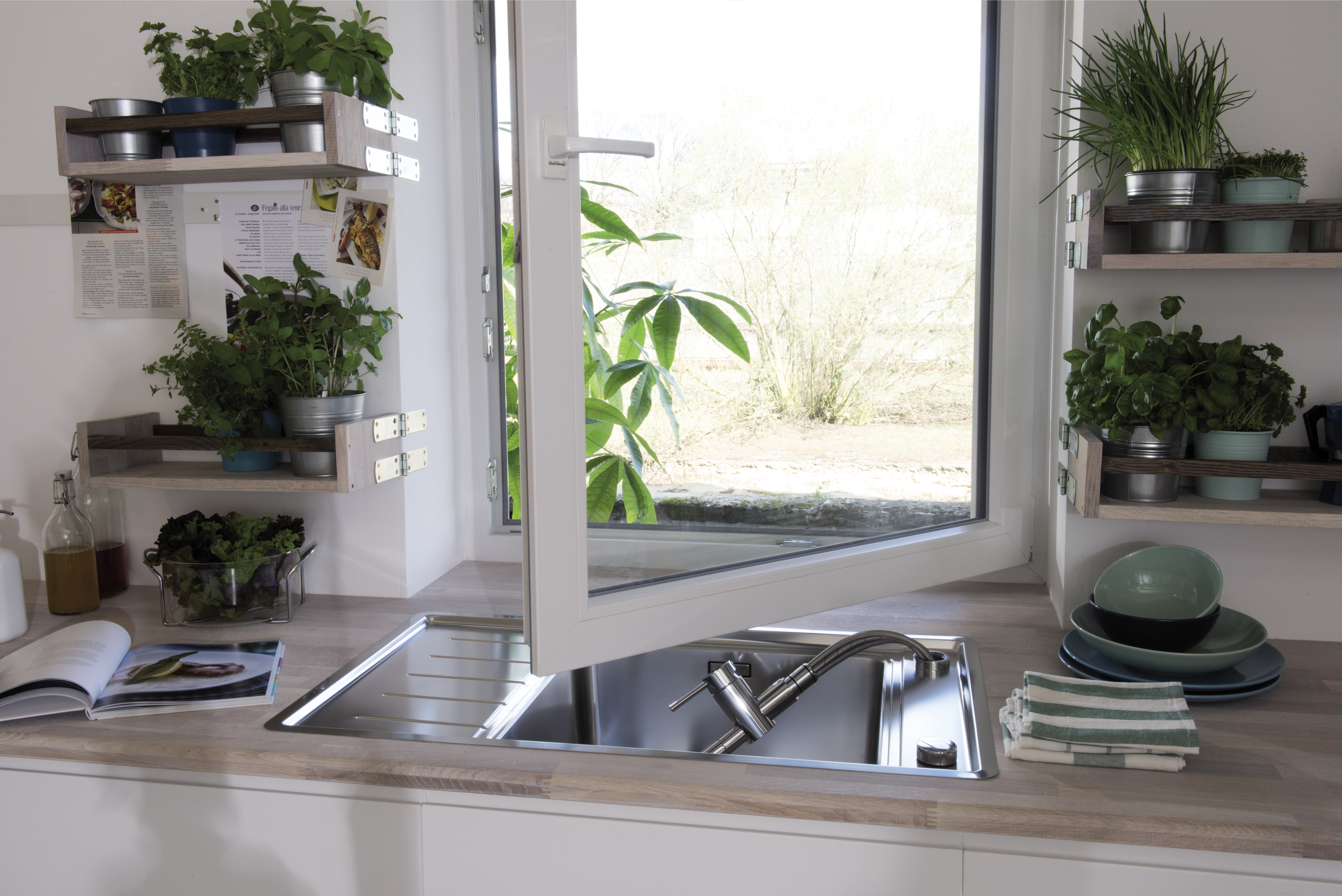 Offenes Küchenfenster mit BLANCO Vorfenster-Armatur