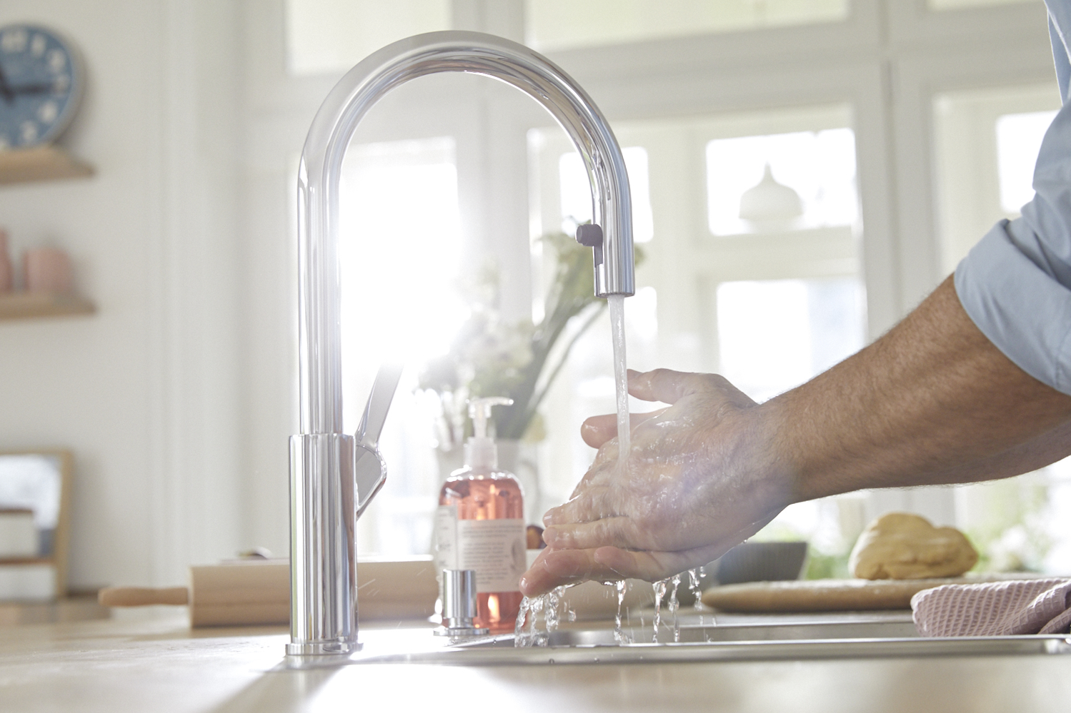 Hände werden unter Wasser gewaschen