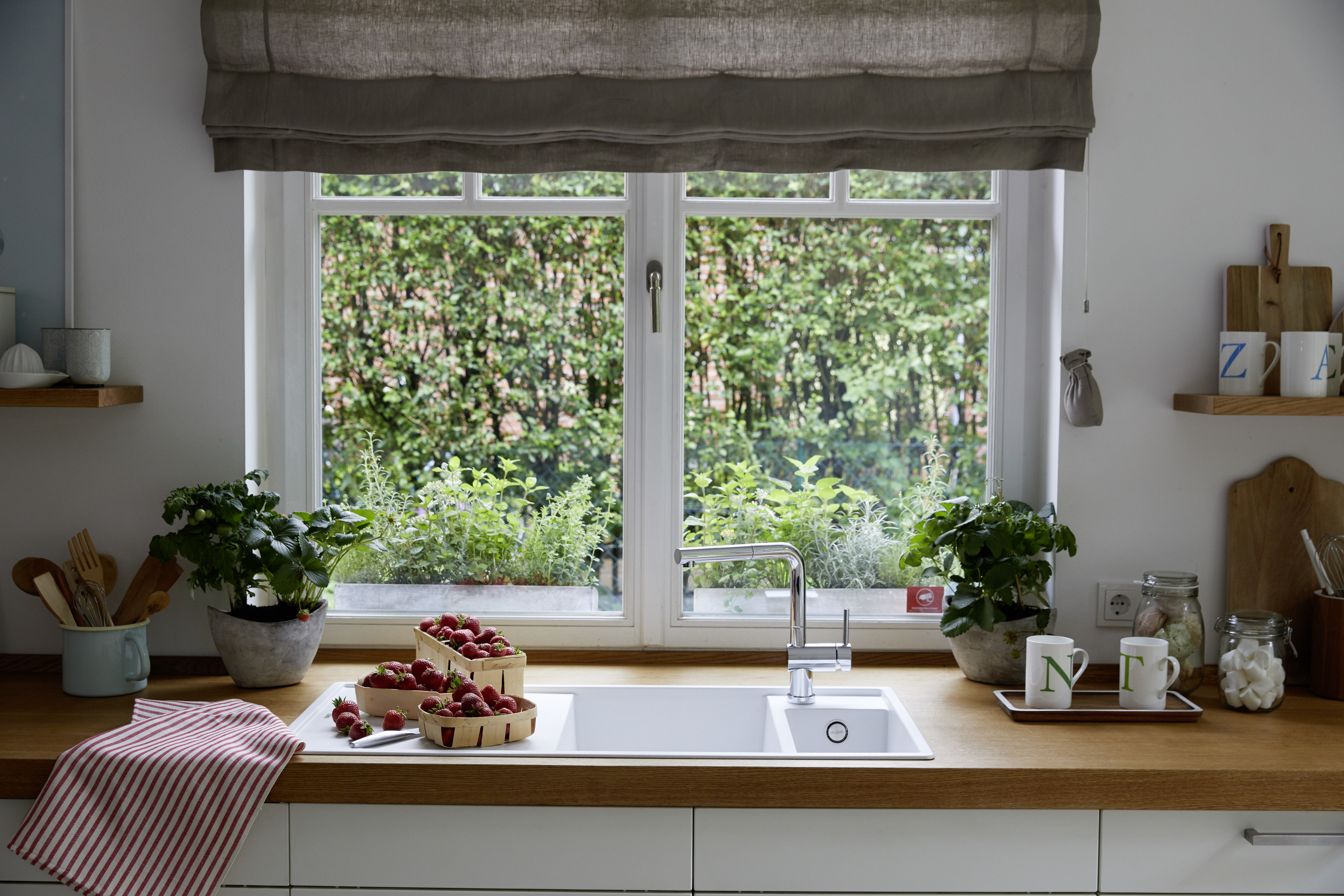 Armaturen vor einem Fenster